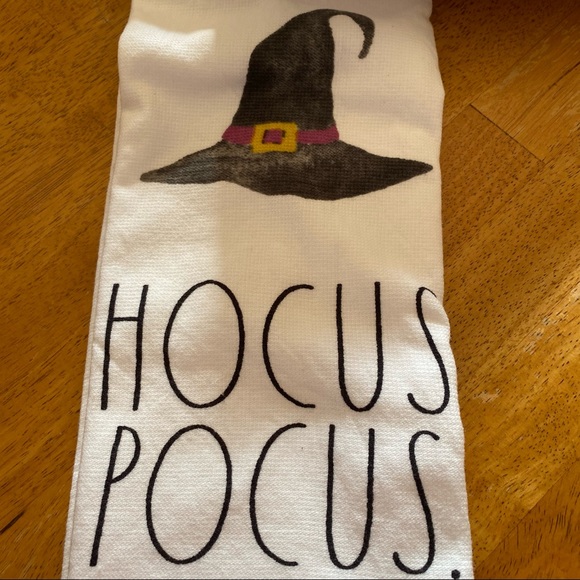 Rae Dunn HOCUS POCUS Witch's Hat Design Set of 2 Kitchen Towels BRAND NEW! - Picture 2 of 3